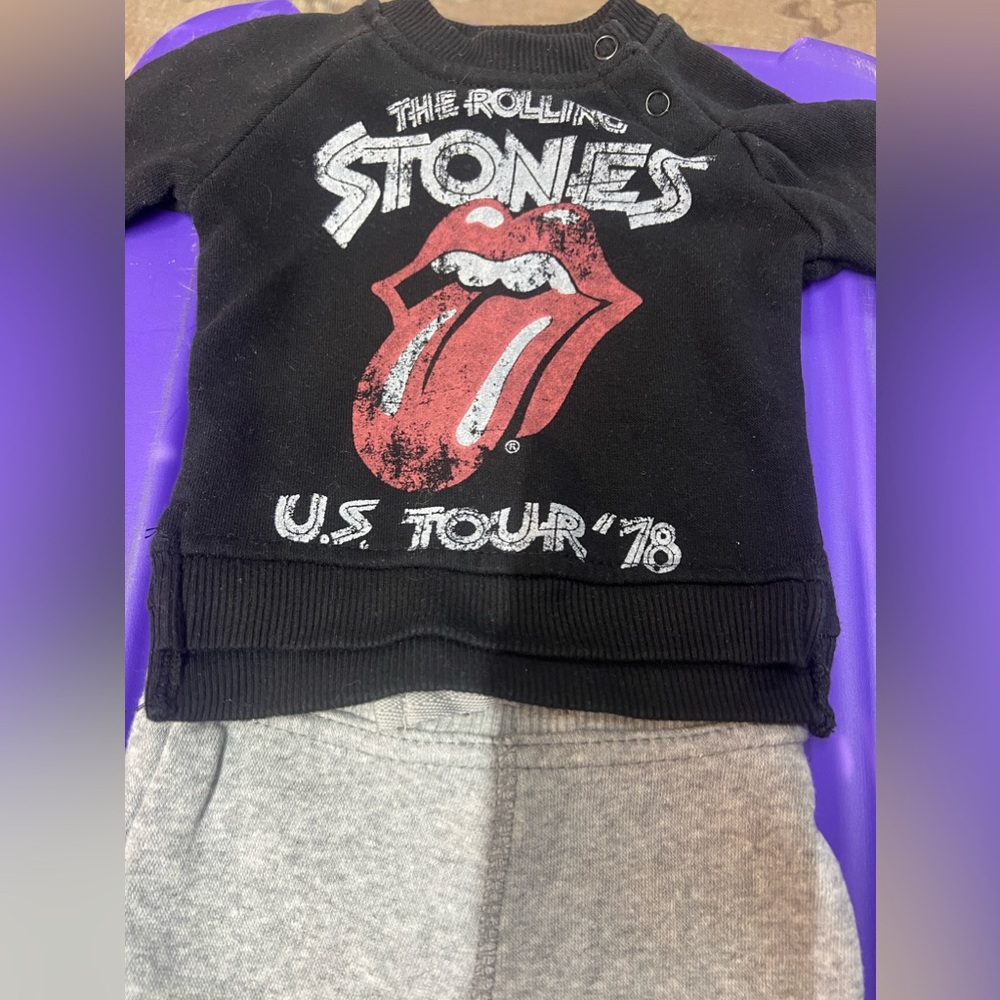 Newborn 2pc Rolling Stones (lighting is off in pics so there’s shadow)